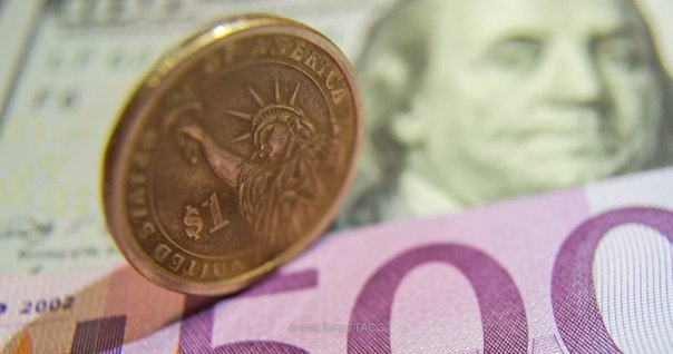 ЦБ повысил курсы евро и доллара